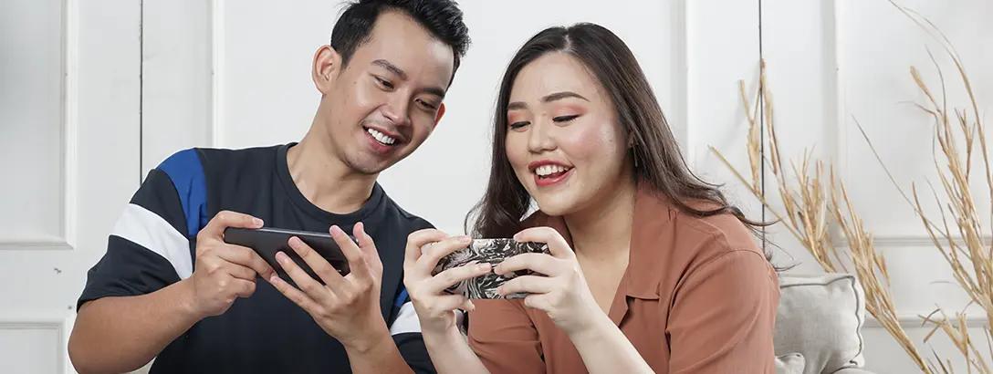 Giv-holding-phones