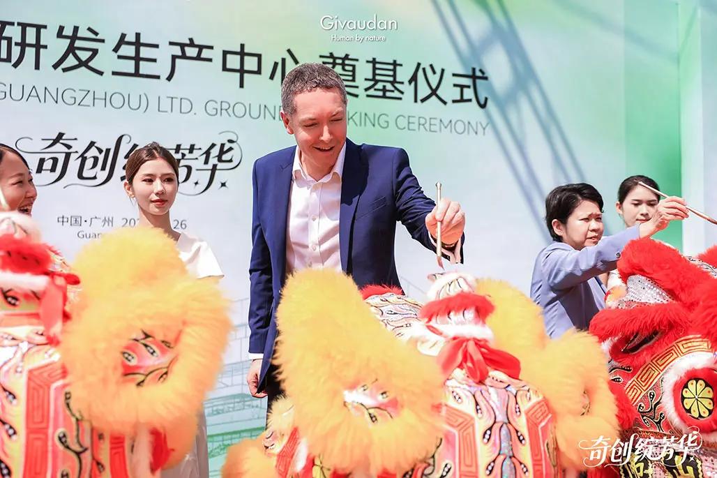 Ben Webb, Regional Head of Fragrances APAC, joined the eye-dotting ceremony to awake the lion’s spirit, together with other colleagues
