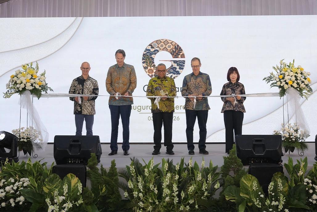 Left to right: Antoine Khalil (President Taste & Wellbeing, Givaudan), Christian Stammkoetter (CEO, Givaudan), Dr Afriansyah Noor (Vice Minister of Manpower), Olivier Zehnder (Swiss Ambassador to Indonesia) and Christina Yeo (Global Head of Givaudan Business Solutions and IT, Givaudan)